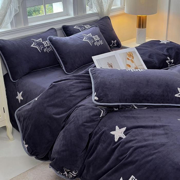 91家纺网 家纺一手货源 找家纺 茗婷家纺 2025新款牛奶绒防水被套床单枕套四件套图供跨境外贸 英伦风深灰