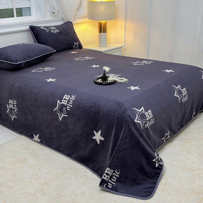 91家纺网 家纺一手货源 找家纺 茗婷家纺 2025新款牛奶绒防水被套床单枕套四件套图供跨境外贸 英伦风深灰