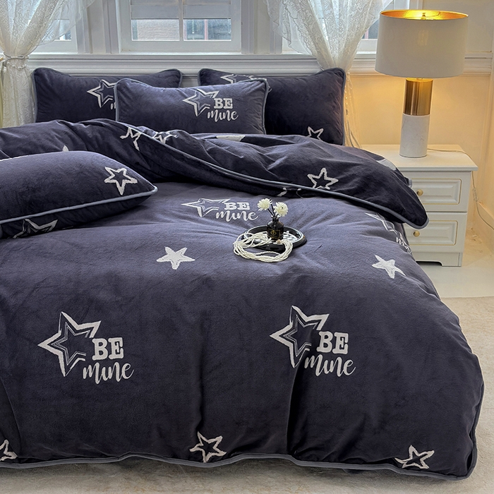 91家纺网 家纺一手货源 找家纺 茗婷家纺 2025新款牛奶绒防水被套床单枕套四件套图供跨境外贸 英伦风深灰