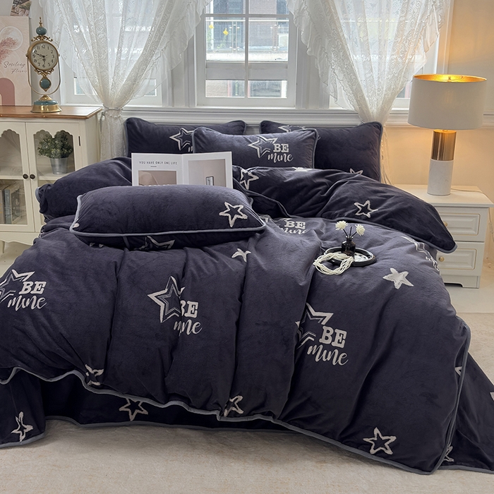 91家纺网 家纺一手货源 找家纺 茗婷家纺 2025新款牛奶绒防水被套床单枕套四件套图供跨境外贸 英伦风深灰