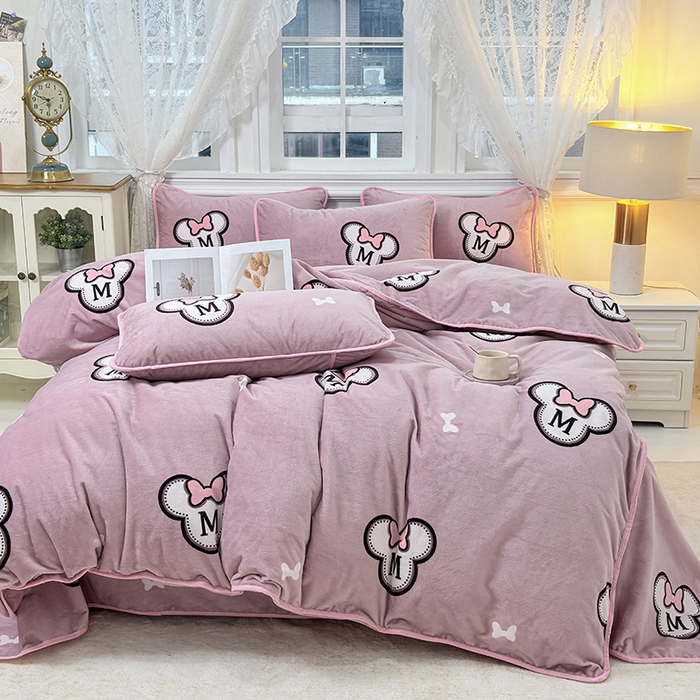 91家纺网 家纺一手货源 找家纺 茗婷家纺 2025新款牛奶绒防水被套床单枕套四件套图供跨境外贸 米奇头豆沙