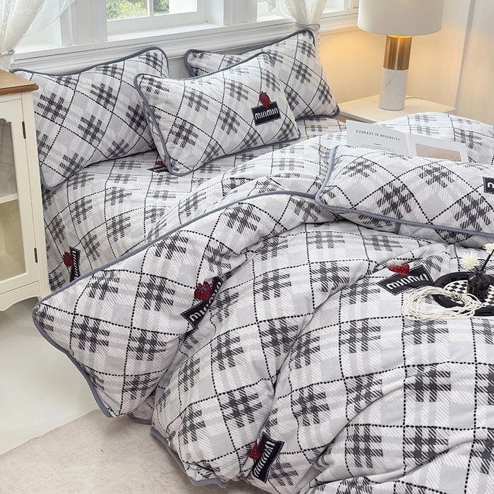 91家纺网 家纺一手货源 找家纺 茗婷家纺 2025新款牛奶绒防水被套床单枕套四件套图供跨境外贸 mm格灰