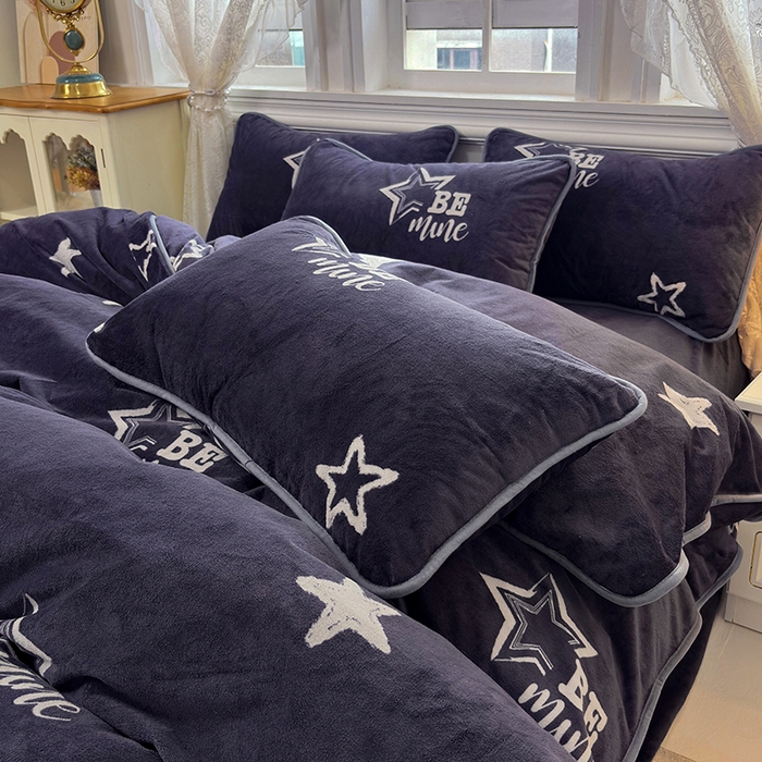 91家纺网 家纺一手货源 找家纺 茗婷家纺 2025新款牛奶绒防水被套床单枕套四件套图供跨境外贸 英伦风深灰