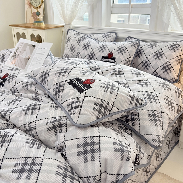 91家纺网 家纺一手货源 找家纺 茗婷家纺 2025新款牛奶绒防水被套床单枕套四件套图供跨境外贸 mm格灰