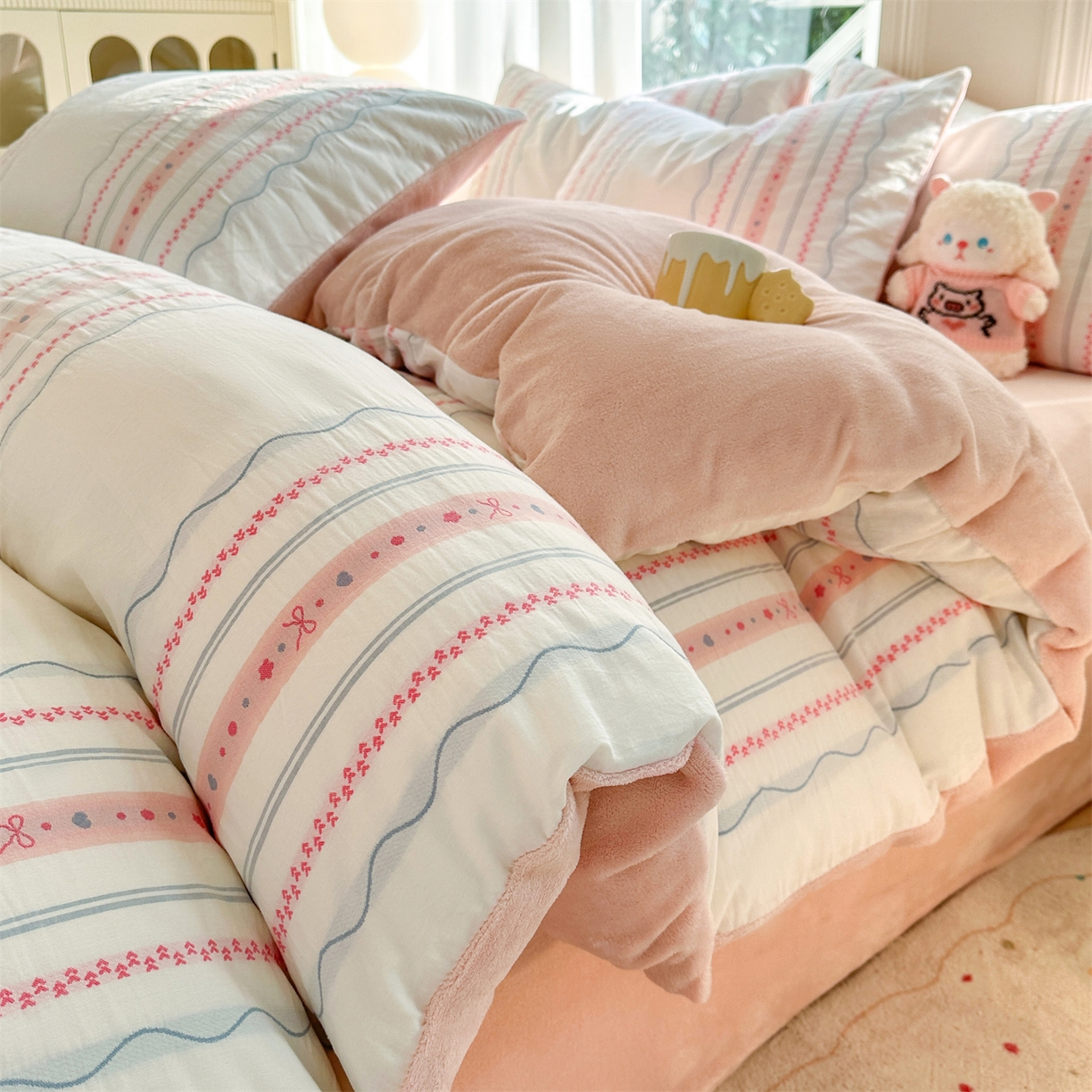 91家纺网 家纺一手货源 找家纺 （总）灰鲸 2025新款牛奶绒毛巾绣苹果狗、蛋糕喵系列四件套