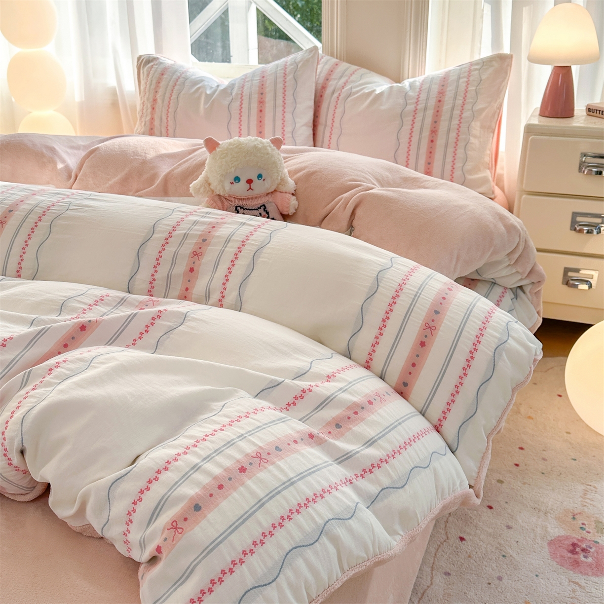 91家纺网 家纺一手货源 找家纺 （总）灰鲸 2025新款A版全棉色织提花B版牛奶绒四件套系列