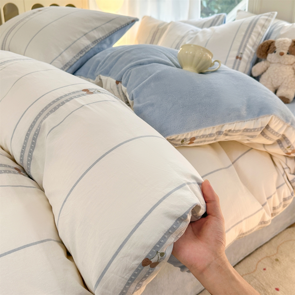 91家纺网 家纺一手货源 找家纺 灰鲸 2025新款A版全棉色织提花B版牛奶绒四件套系列 棉+绒-樱诺蓝