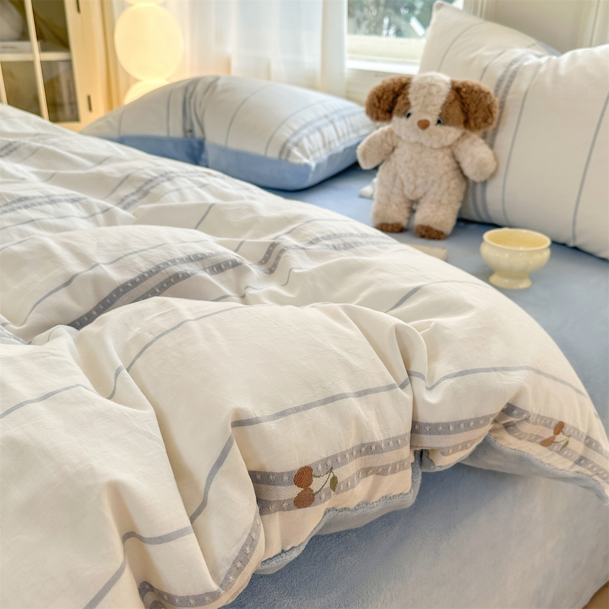 91家纺网 家纺一手货源 找家纺 灰鲸 2025新款A版全棉色织提花B版牛奶绒四件套系列 棉+绒-樱诺蓝