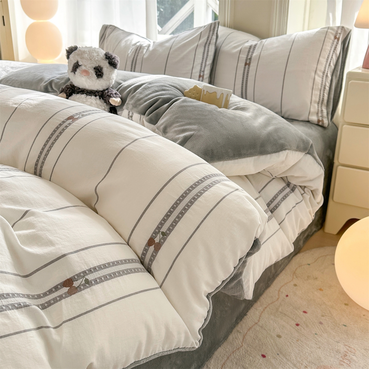 91家纺网 家纺一手货源 找家纺 灰鲸 2025新款A版全棉色织提花B版牛奶绒四件套系列 棉+绒-樱诺灰