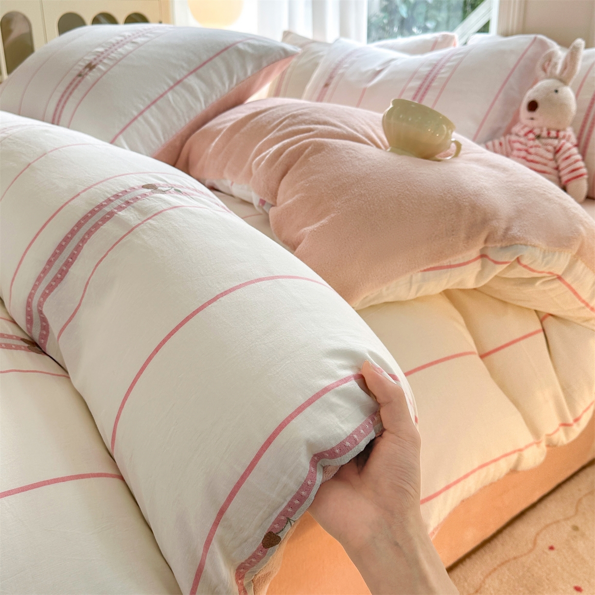 91家纺网 家纺一手货源 找家纺 灰鲸 2025新款A版全棉色织提花B版牛奶绒四件套系列 棉+绒-樱诺粉