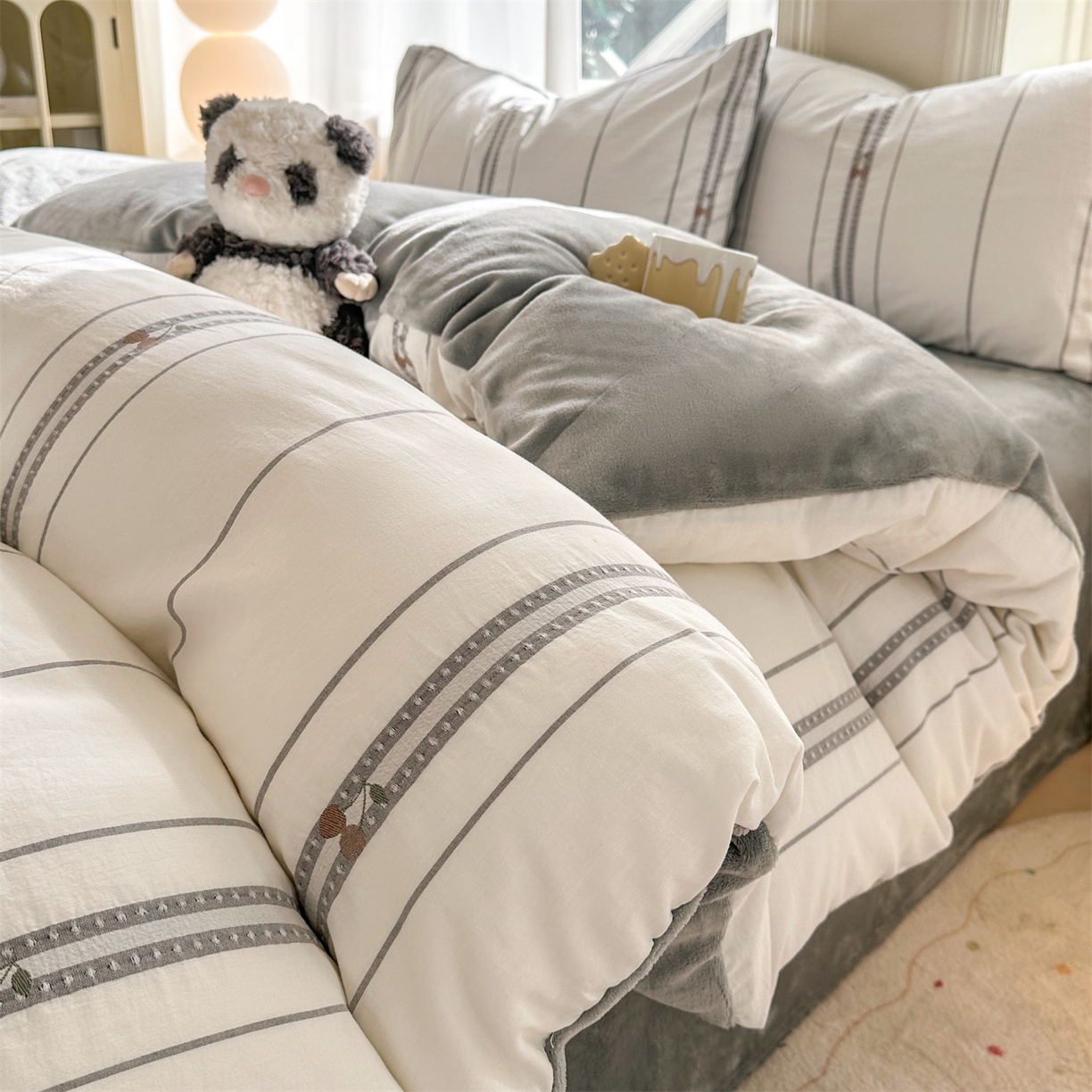 91家纺网 家纺一手货源 找家纺 灰鲸 2025新款A版全棉色织提花B版牛奶绒四件套系列 棉+绒-樱诺灰