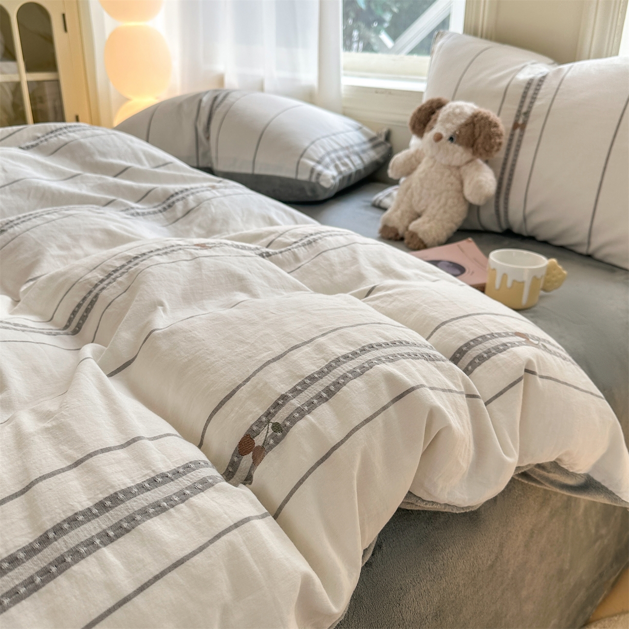 91家纺网 家纺一手货源 找家纺 灰鲸 2025新款A版全棉色织提花B版牛奶绒四件套系列 棉+绒-樱诺灰