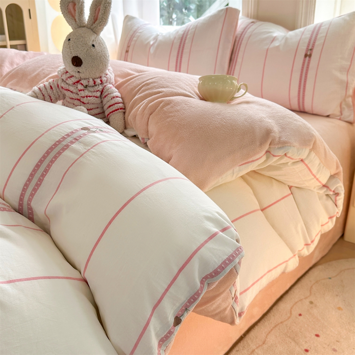 91家纺网 家纺一手货源 找家纺 灰鲸 2025新款A版全棉色织提花B版牛奶绒四件套系列 棉+绒-樱诺粉