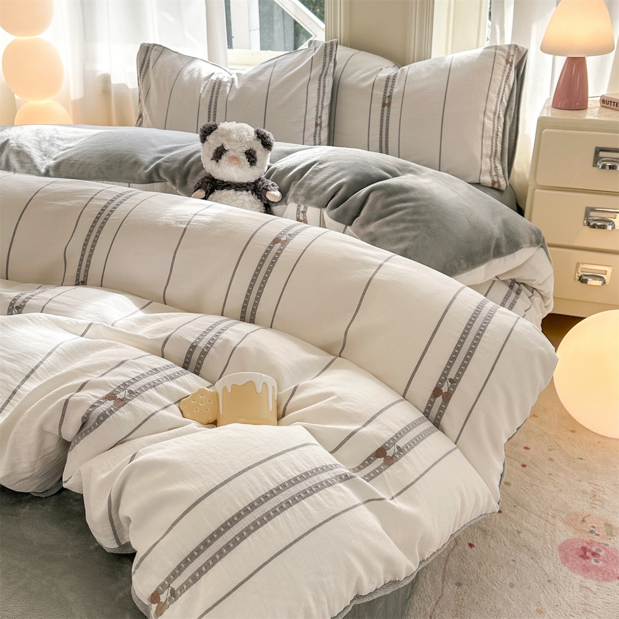 91家纺网 家纺一手货源 找家纺 灰鲸 2025新款A版全棉色织提花B版牛奶绒四件套系列 棉+绒-樱诺灰