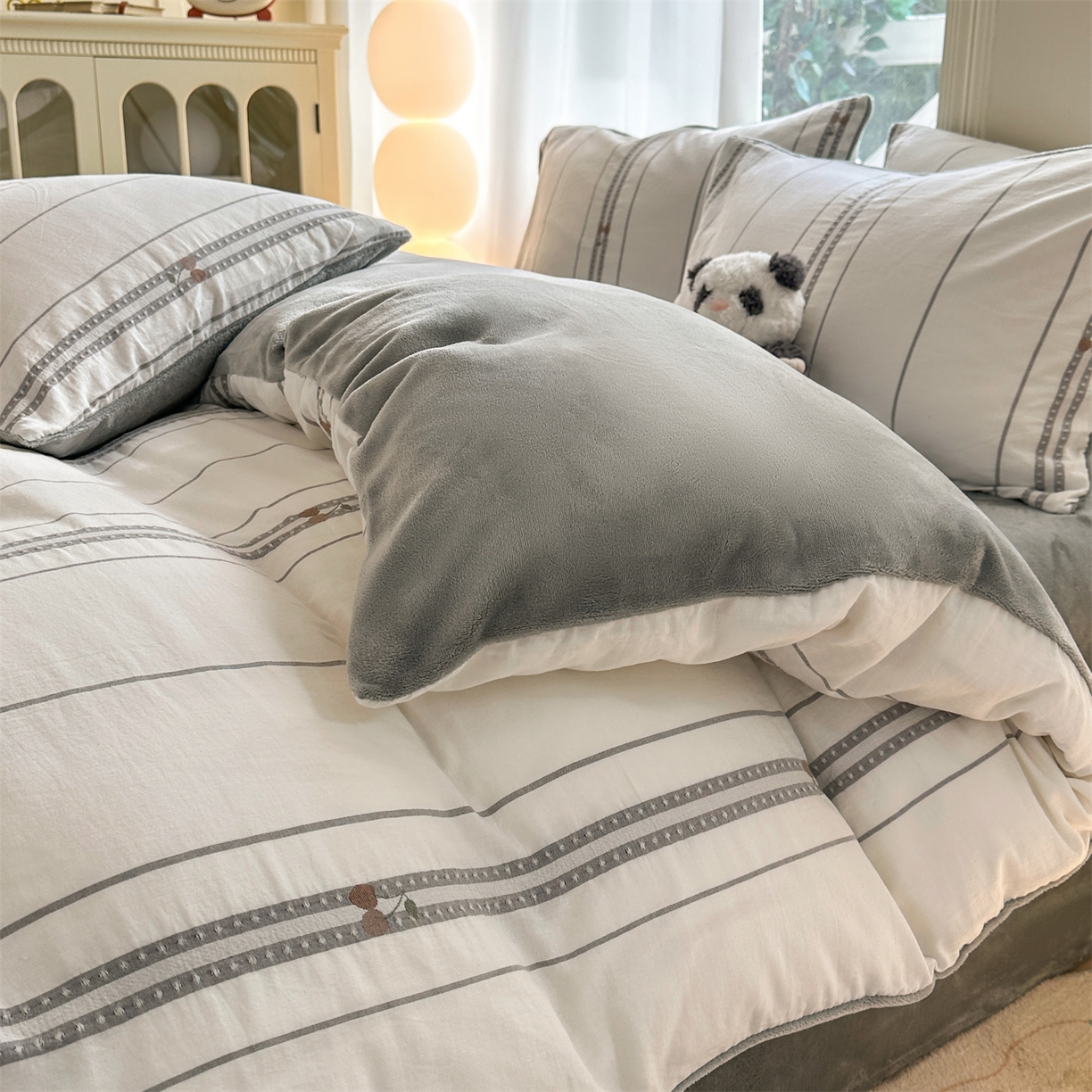 91家纺网 家纺一手货源 找家纺 灰鲸 2025新款A版全棉色织提花B版牛奶绒四件套系列 棉+绒-樱诺灰