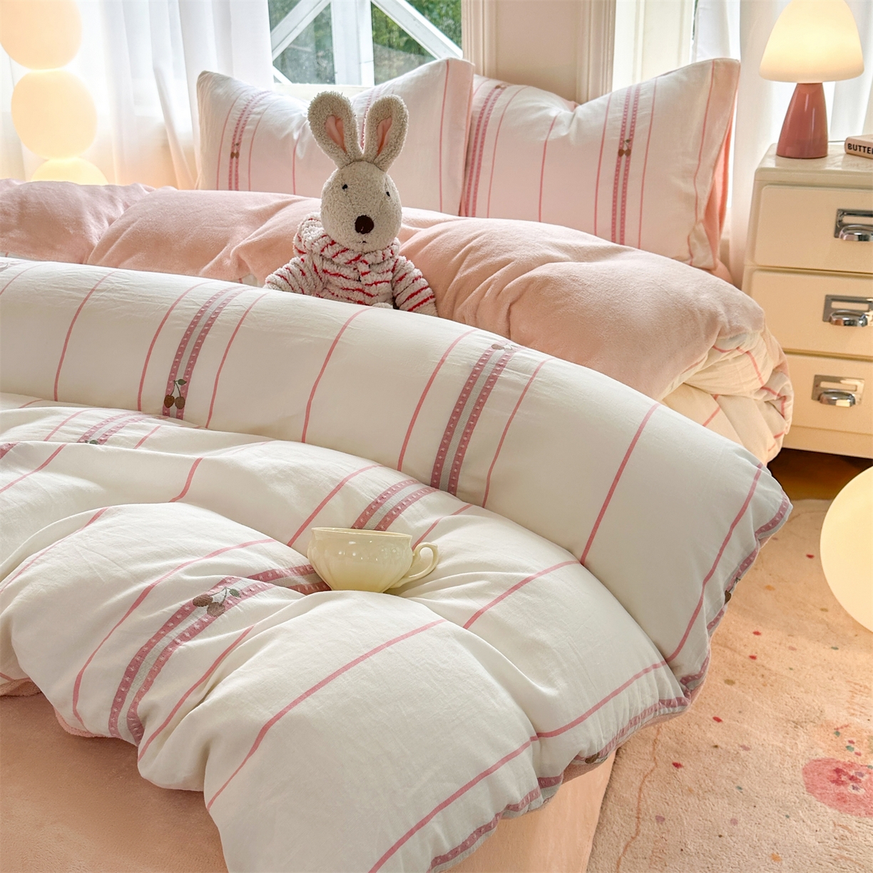 91家纺网 家纺一手货源 找家纺 灰鲸 2025新款A版全棉色织提花B版牛奶绒四件套系列 棉+绒-樱诺粉