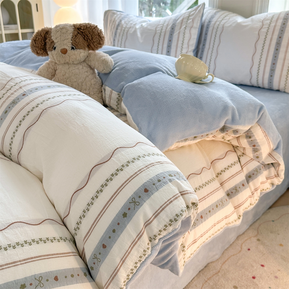 91家纺网 家纺一手货源 找家纺 灰鲸 2025新款A版全棉色织提花B版牛奶绒四件套系列 棉+绒-简爱蓝