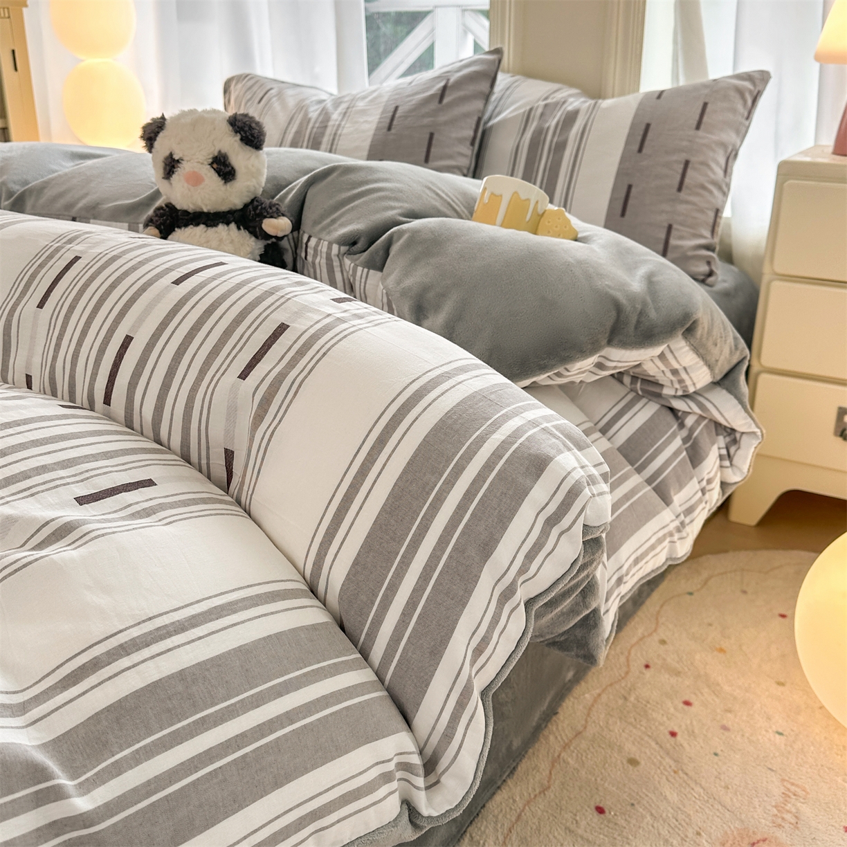 91家纺网 家纺一手货源 找家纺 灰鲸 2025新款A版全棉色织提花B版牛奶绒四件套系列 棉+绒-速写灰