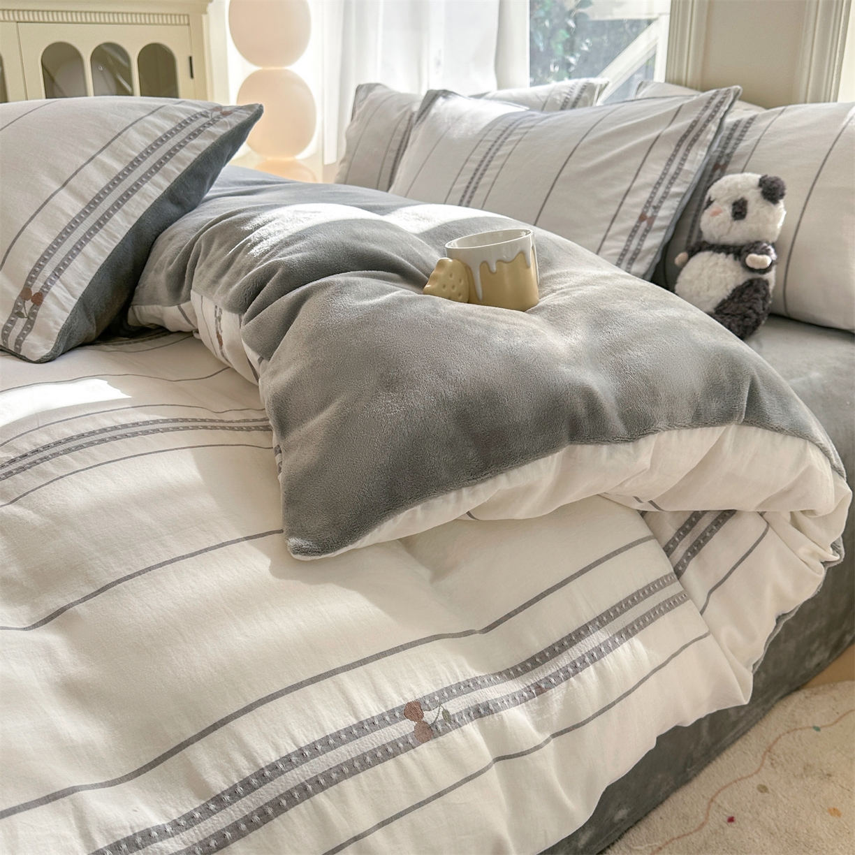 91家纺网 家纺一手货源 找家纺 灰鲸 2025新款A版全棉色织提花B版牛奶绒四件套系列 棉+绒-樱诺灰