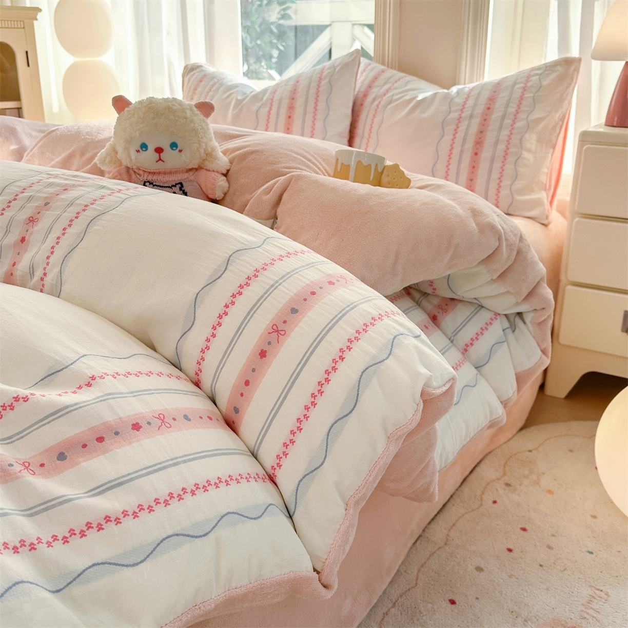 91家纺网 家纺一手货源 找家纺 灰鲸 2025新款A版全棉色织提花B版牛奶绒四件套系列 棉+绒-简爱粉