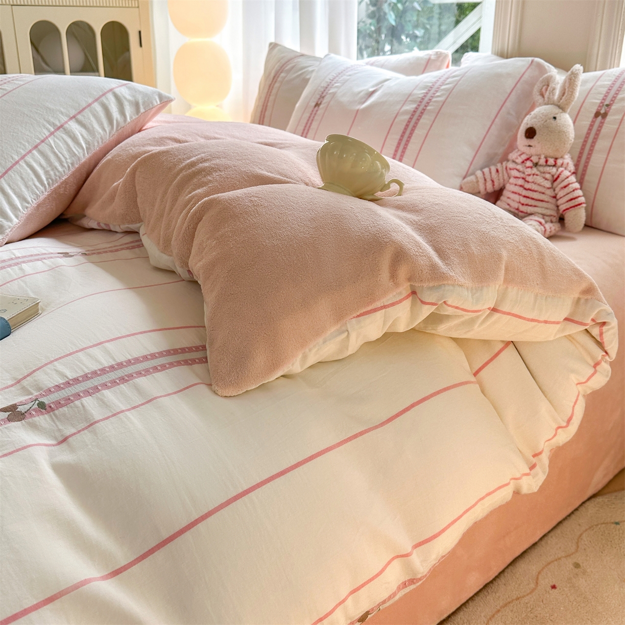 91家纺网 家纺一手货源 找家纺 灰鲸 2025新款A版全棉色织提花B版牛奶绒四件套系列 棉+绒-樱诺粉