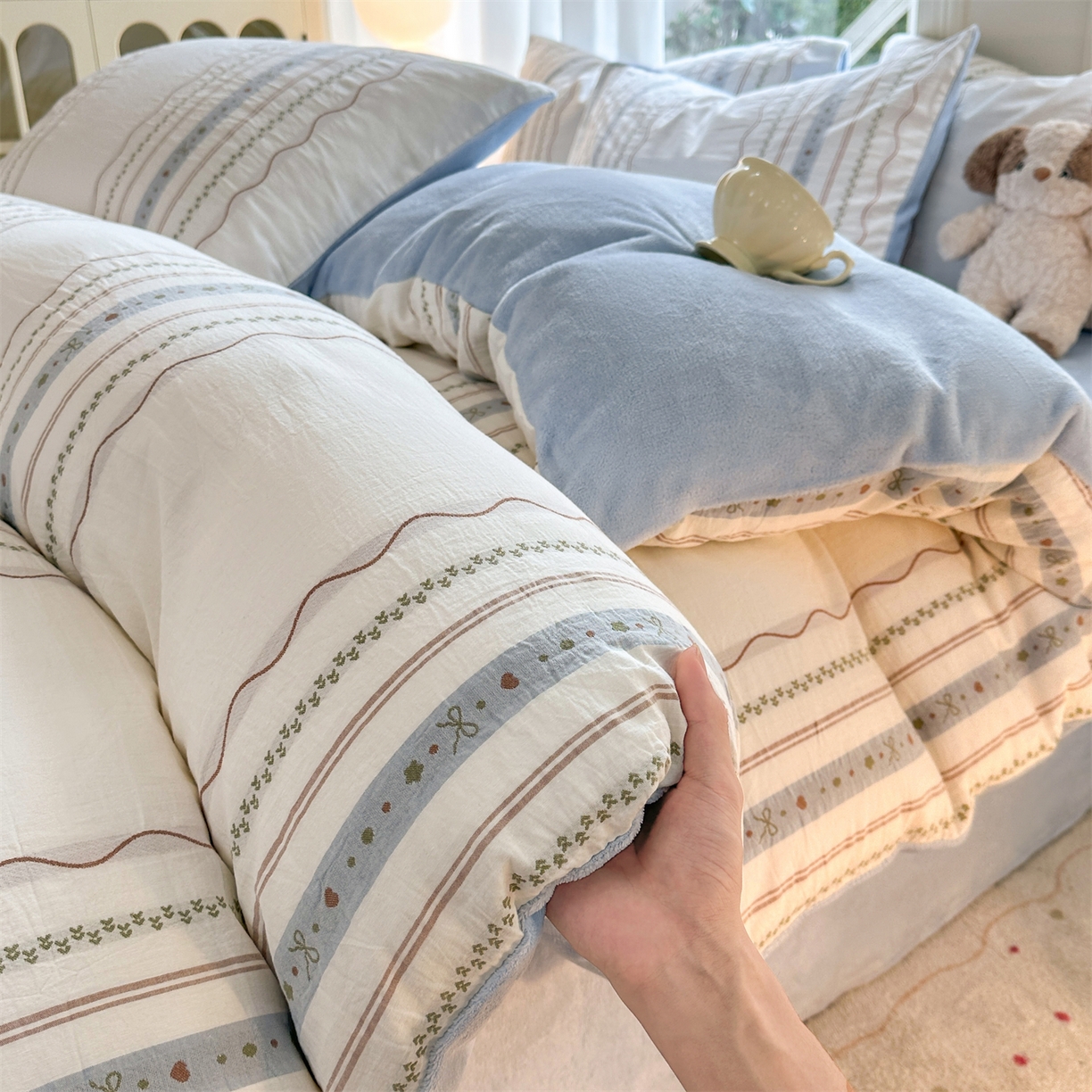 91家纺网 家纺一手货源 找家纺 灰鲸 2025新款A版全棉色织提花B版牛奶绒四件套系列 棉+绒-简爱蓝