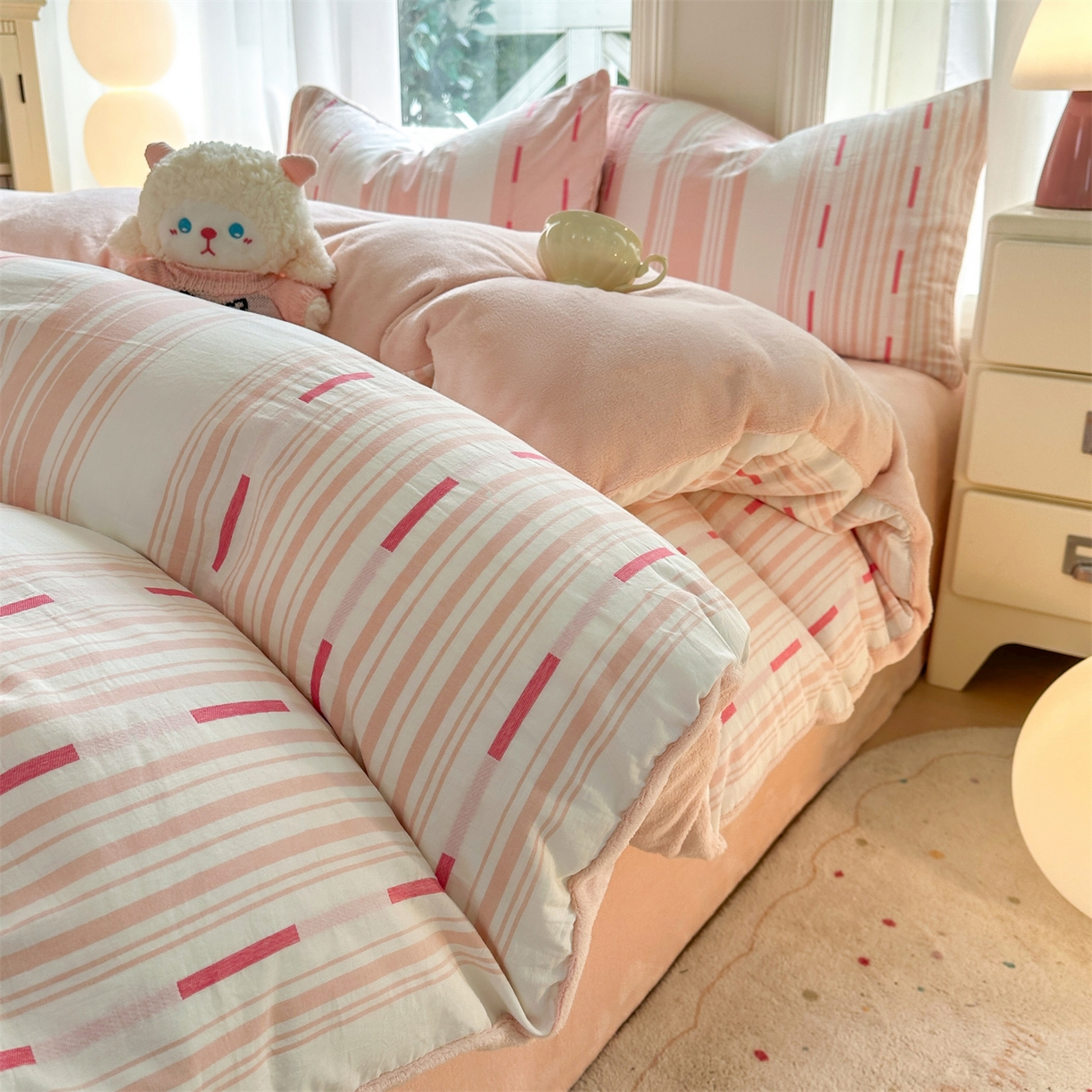 91家纺网 家纺一手货源 找家纺 灰鲸 2025新款A版全棉色织提花B版牛奶绒四件套系列 棉+绒-速写粉