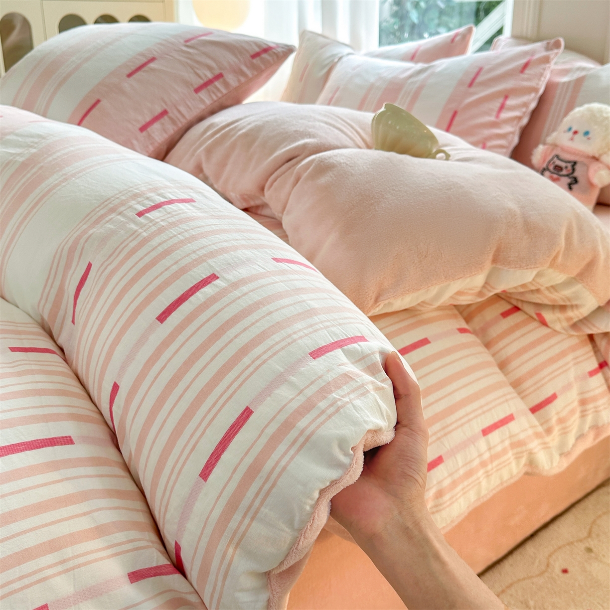 91家纺网 家纺一手货源 找家纺 灰鲸 2025新款A版全棉色织提花B版牛奶绒四件套系列 棉+绒-速写粉