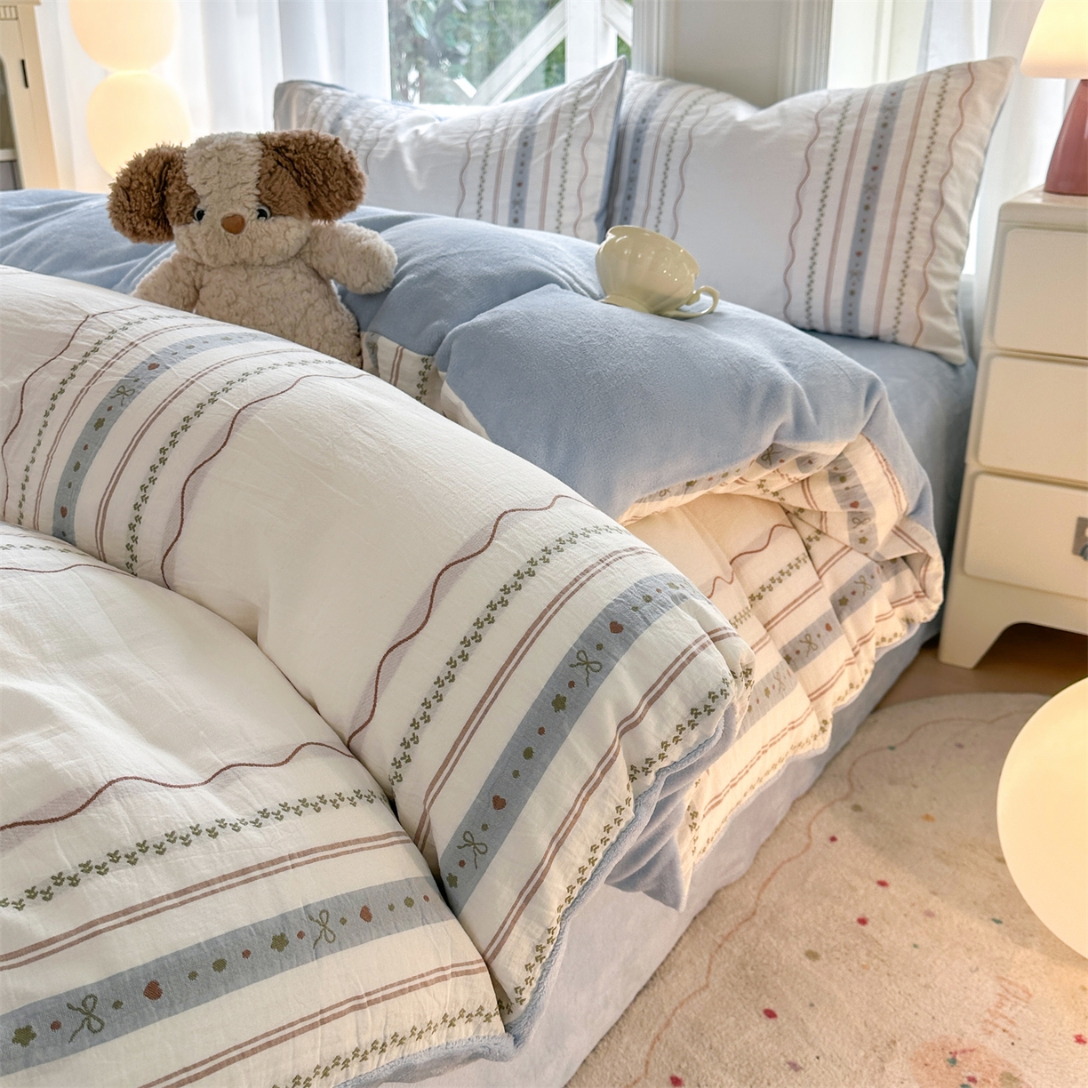 91家纺网 家纺一手货源 找家纺 灰鲸 2025新款A版全棉色织提花B版牛奶绒四件套系列 棉+绒-简爱蓝