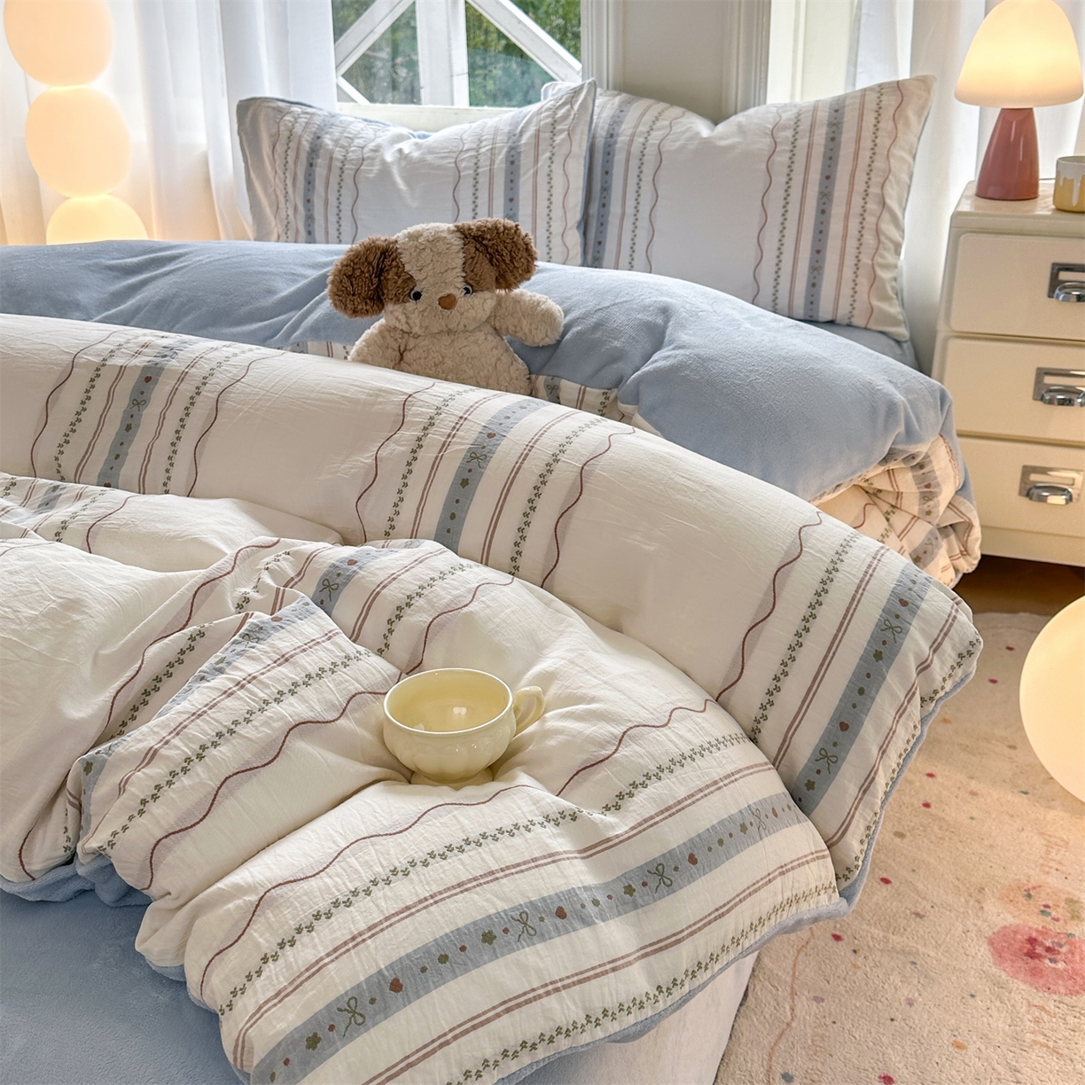 91家纺网 家纺一手货源 找家纺 灰鲸 2025新款A版全棉色织提花B版牛奶绒四件套系列 棉+绒-简爱蓝