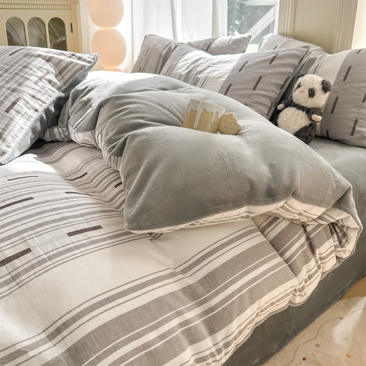 91家纺网 家纺一手货源 找家纺 灰鲸 2025新款A版全棉色织提花B版牛奶绒四件套系列 棉+绒-速写灰