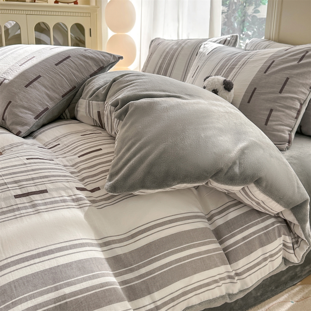 91家纺网 家纺一手货源 找家纺 灰鲸 2025新款A版全棉色织提花B版牛奶绒四件套系列 棉+绒-速写灰