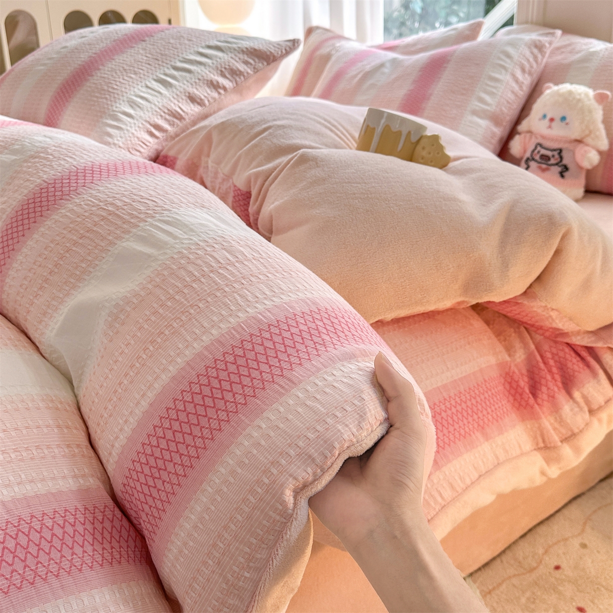 91家纺网 家纺一手货源 找家纺 灰鲸 2025新款A版全棉色织提花B版牛奶绒四件套系列 棉+绒-泛歌粉