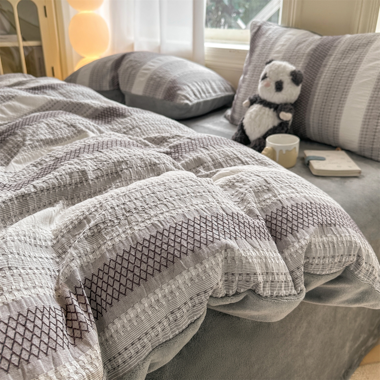 91家纺网 家纺一手货源 找家纺 灰鲸 2025新款A版全棉色织提花B版牛奶绒四件套系列 棉+绒-泛歌灰