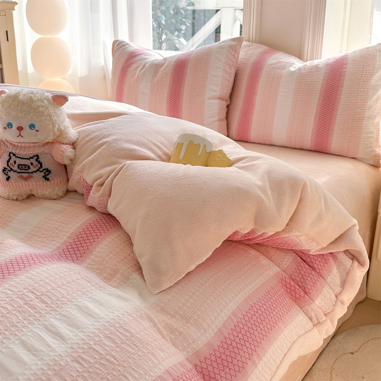 91家纺网 家纺一手货源 找家纺 灰鲸 2025新款A版全棉色织提花B版牛奶绒四件套系列 棉+绒-泛歌粉