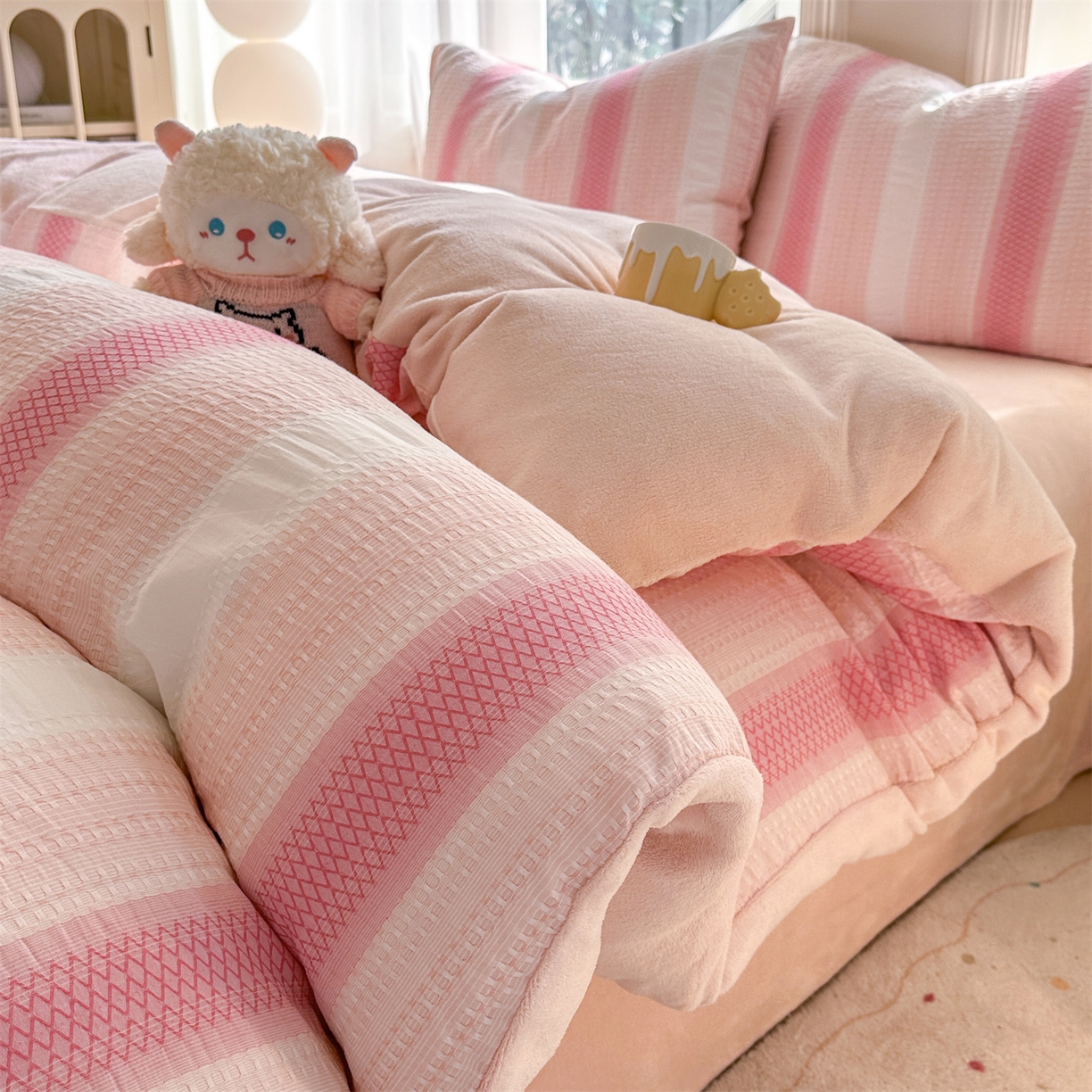 91家纺网 家纺一手货源 找家纺 灰鲸 2025新款A版全棉色织提花B版牛奶绒四件套系列 棉+绒-泛歌粉