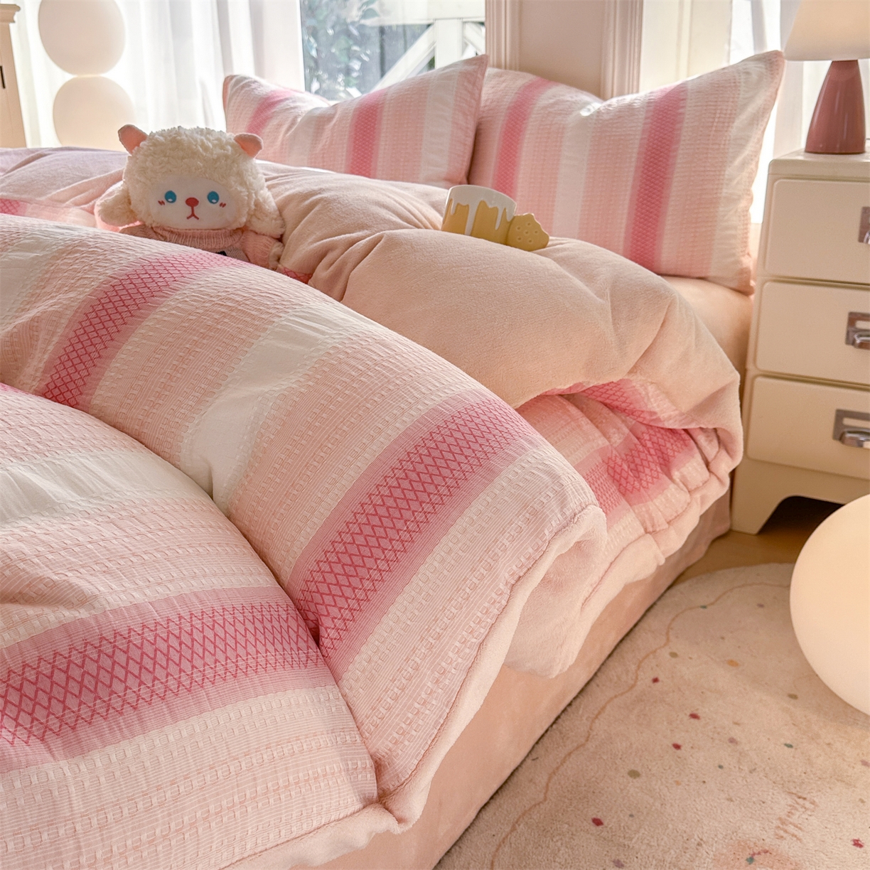 91家纺网 家纺一手货源 找家纺 灰鲸 2025新款A版全棉色织提花B版牛奶绒四件套系列 棉+绒-泛歌粉