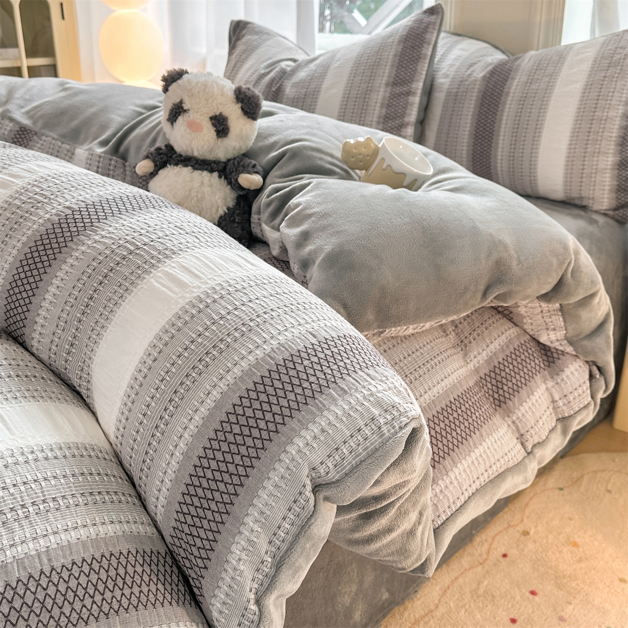 91家纺网 家纺一手货源 找家纺 灰鲸 2025新款A版全棉色织提花B版牛奶绒四件套系列 棉+绒-泛歌灰