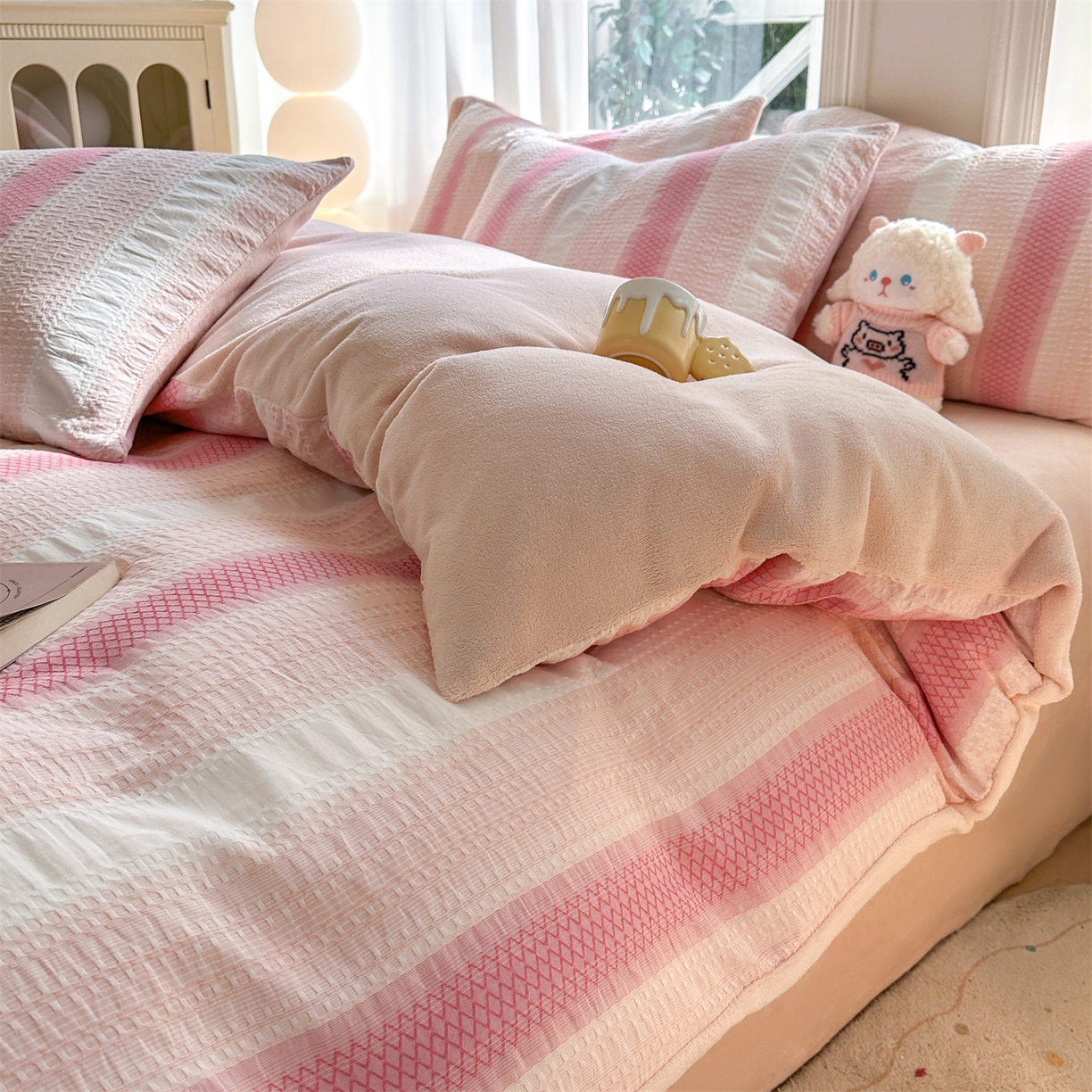 91家纺网 家纺一手货源 找家纺 灰鲸 2025新款A版全棉色织提花B版牛奶绒四件套系列 棉+绒-泛歌粉