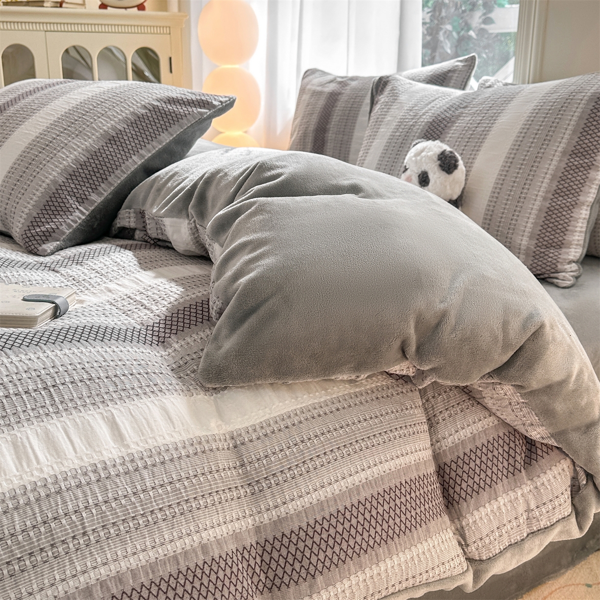 91家纺网 家纺一手货源 找家纺 灰鲸 2025新款A版全棉色织提花B版牛奶绒四件套系列 棉+绒-泛歌灰