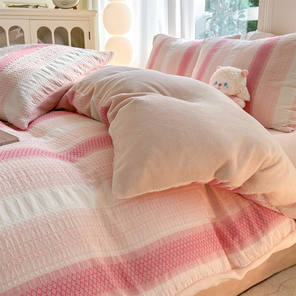 91家纺网 家纺一手货源 找家纺 灰鲸 2025新款A版全棉色织提花B版牛奶绒四件套系列 棉+绒-泛歌粉