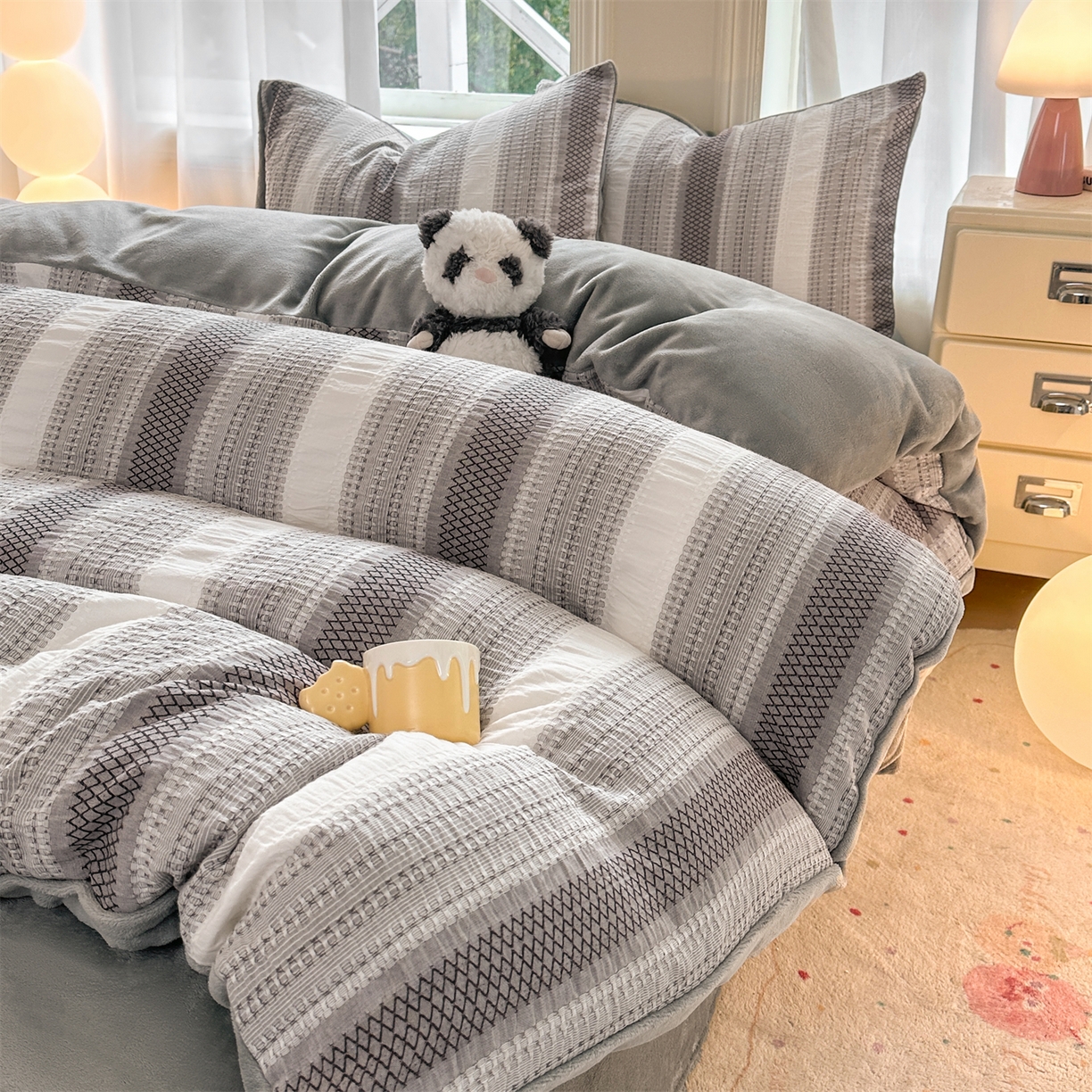 91家纺网 家纺一手货源 找家纺 灰鲸 2025新款A版全棉色织提花B版牛奶绒四件套系列 棉+绒-泛歌灰