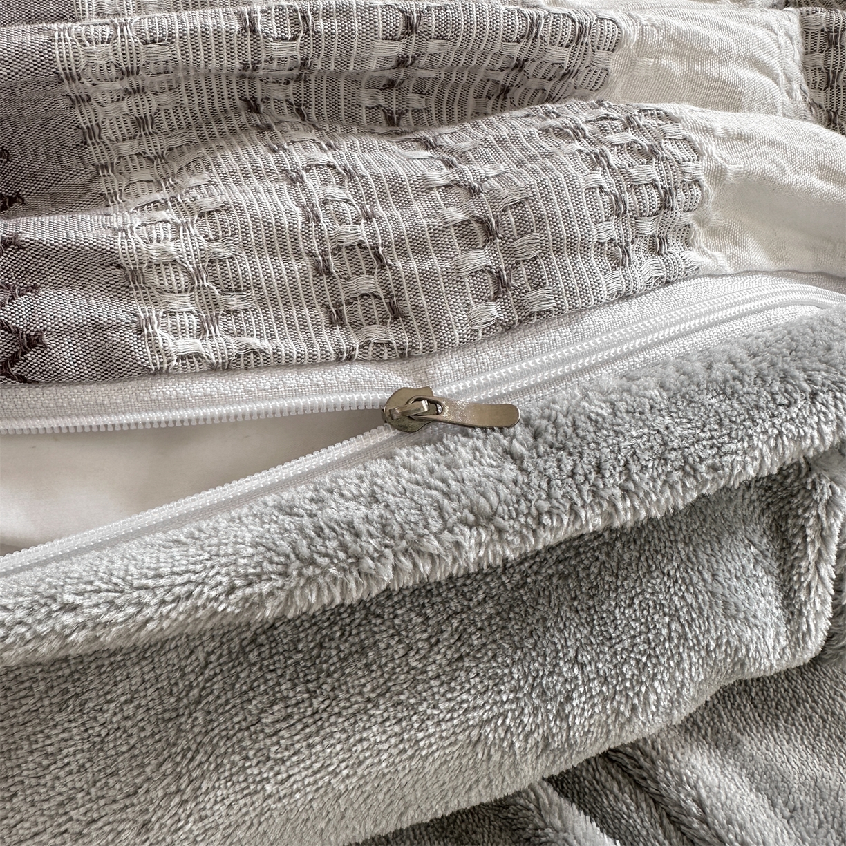 91家纺网 家纺一手货源 找家纺 灰鲸 2025新款A版全棉色织提花B版牛奶绒四件套系列 棉+绒-泛歌灰