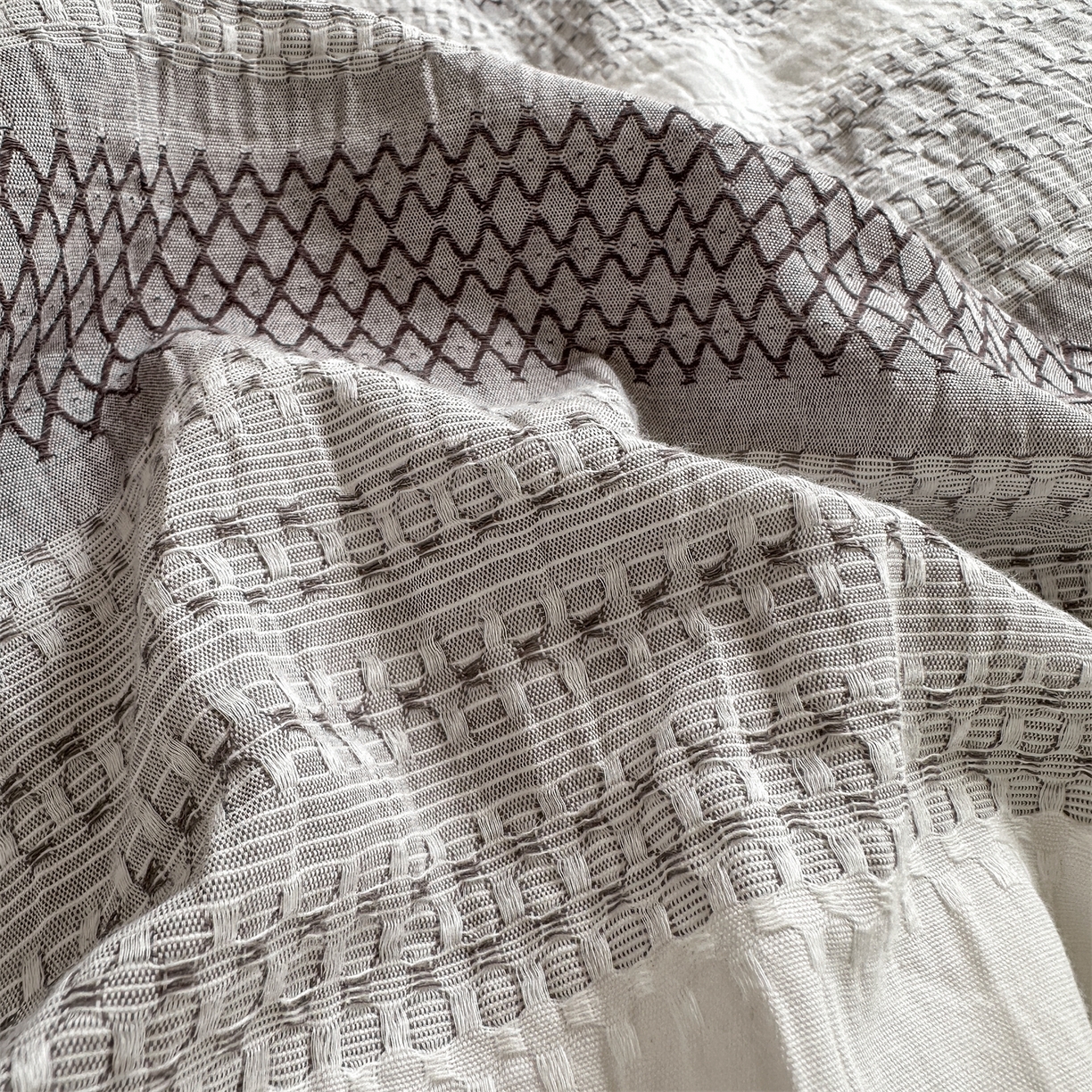 91家纺网 家纺一手货源 找家纺 灰鲸 2025新款A版全棉色织提花B版牛奶绒四件套系列 棉+绒-泛歌灰