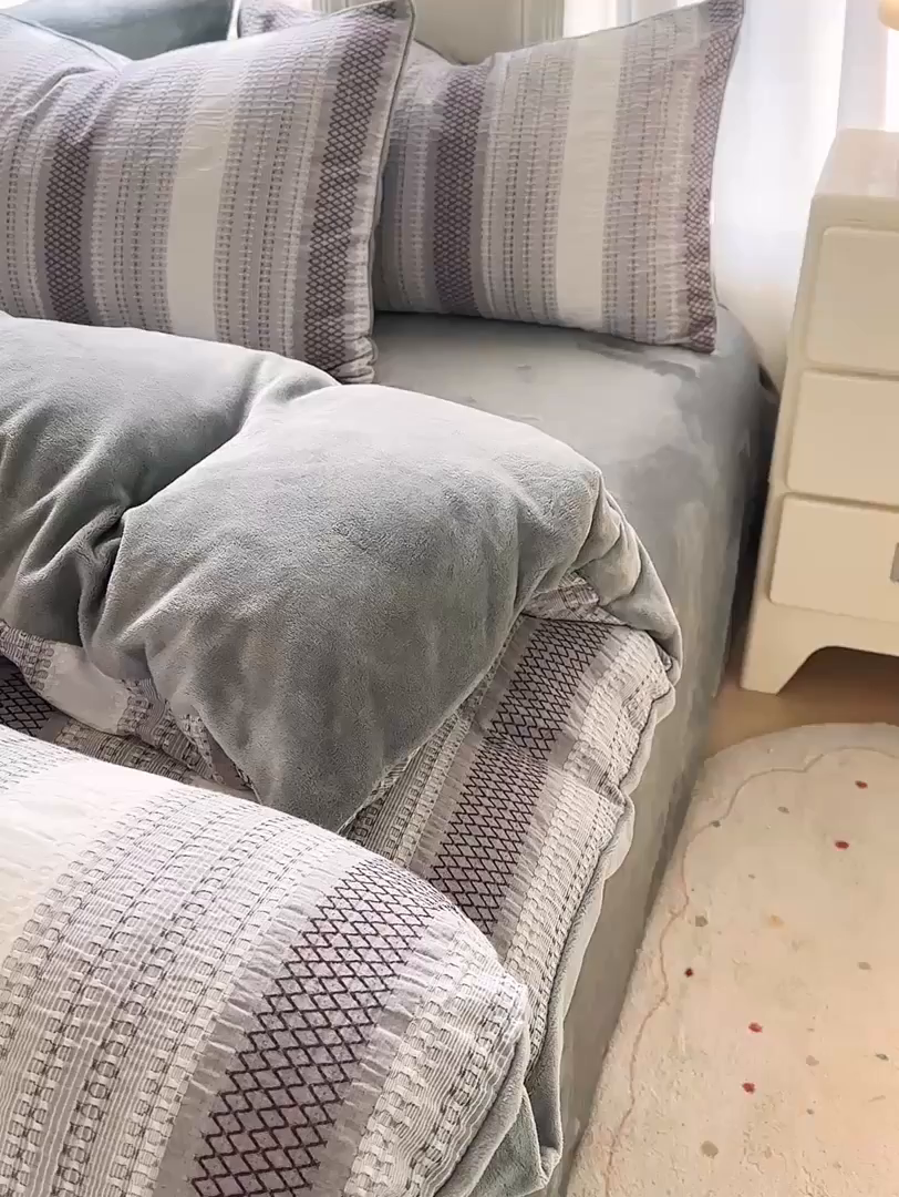 91家纺网 家纺一手货源 找家纺 灰鲸 2025新款A版全棉色织提花B版牛奶绒四件套系列 棉+绒-泛歌灰