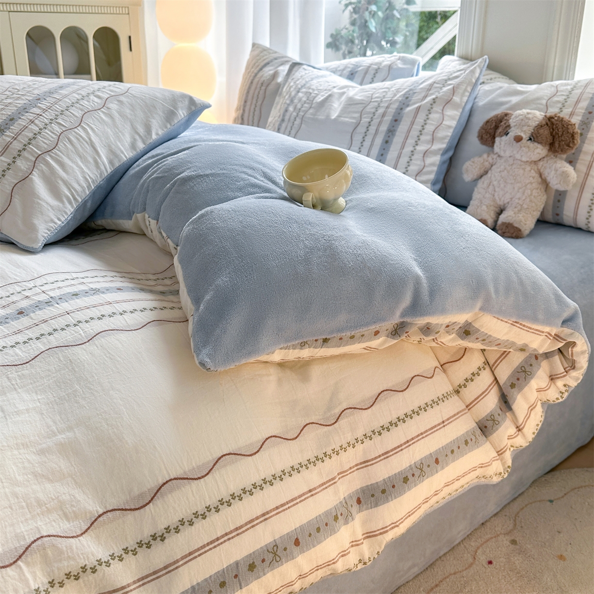 91家纺网 家纺一手货源 找家纺 灰鲸 2025新款A版全棉色织提花B版牛奶绒四件套系列 棉+绒-简爱蓝