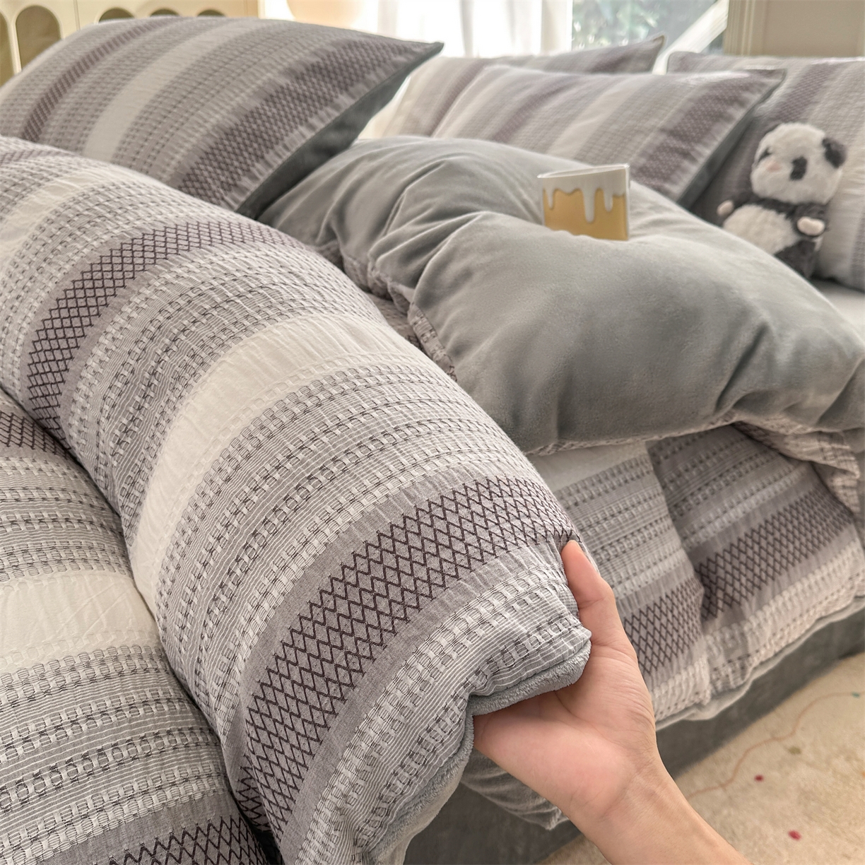 91家纺网 家纺一手货源 找家纺 灰鲸 2025新款A版全棉色织提花B版牛奶绒四件套系列 棉+绒-泛歌灰