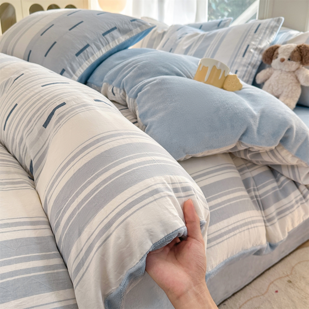 91家纺网 家纺一手货源 找家纺 灰鲸 2025新款A版全棉色织提花B版牛奶绒四件套系列 棉+绒-速写蓝