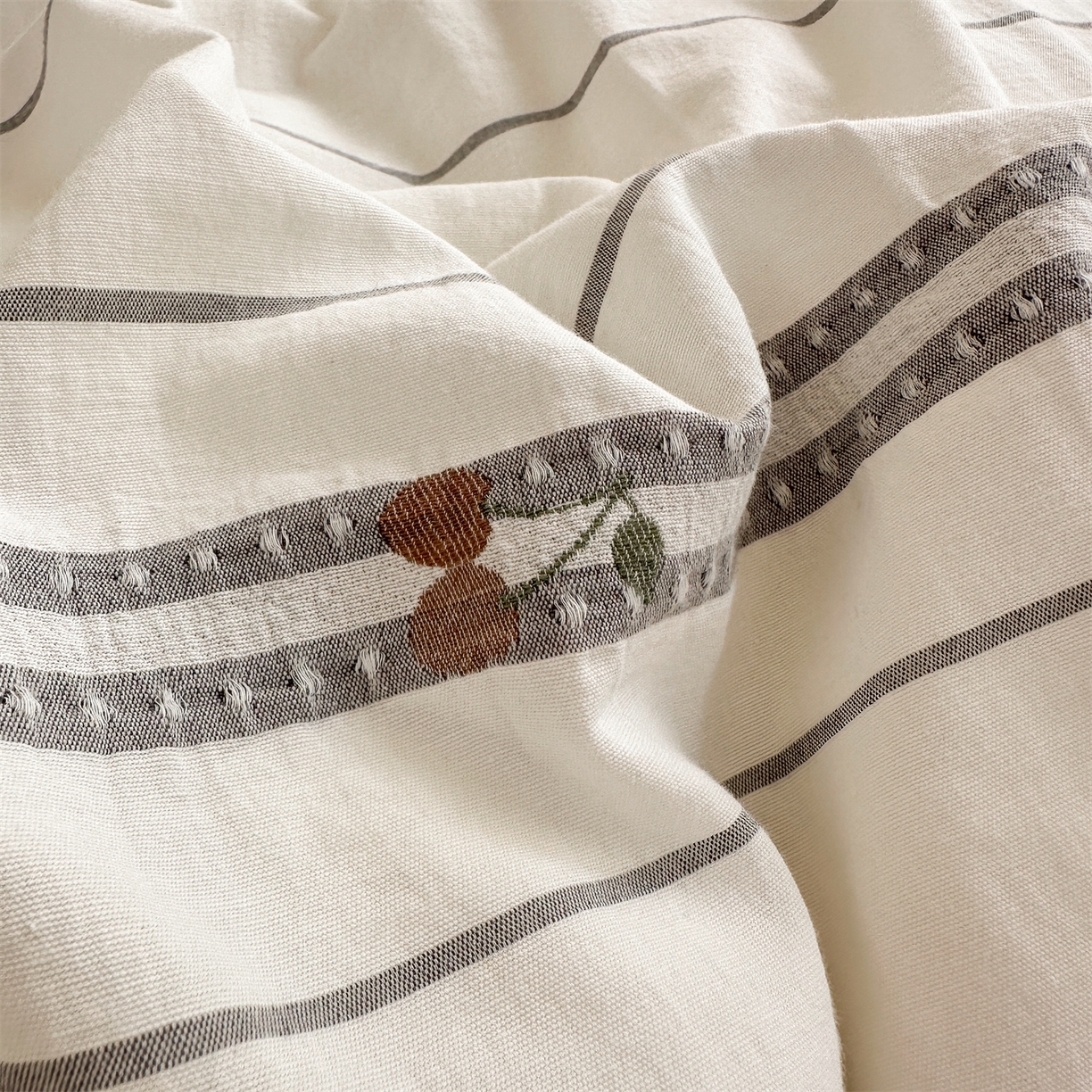 91家纺网 家纺一手货源 找家纺 灰鲸 2025新款A版全棉色织提花B版牛奶绒四件套系列 棉+绒-樱诺灰