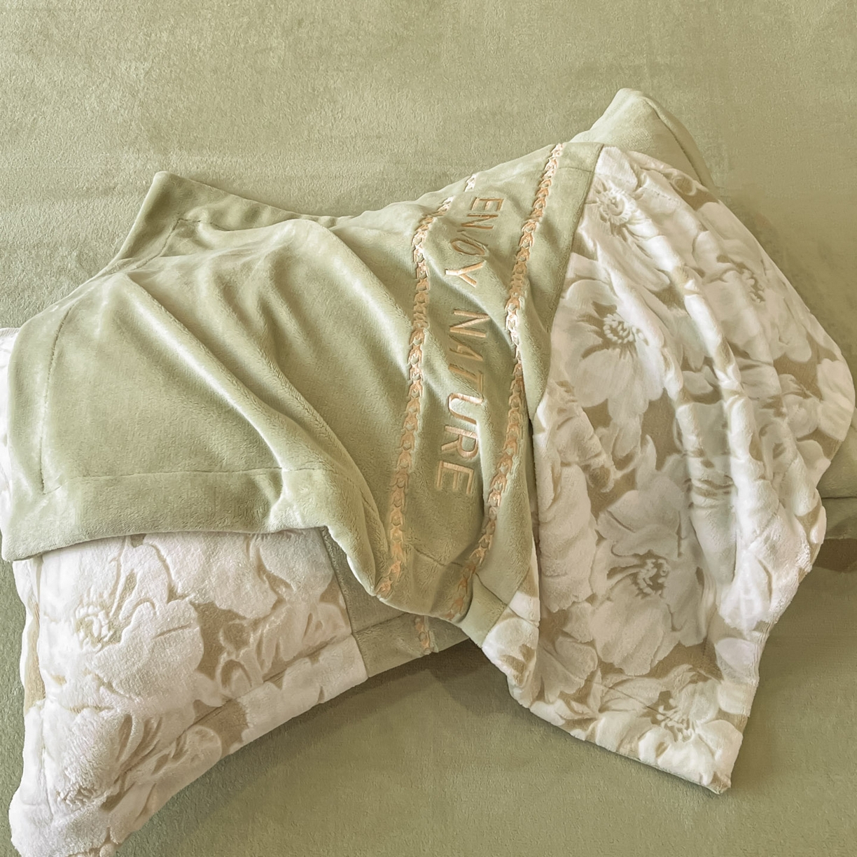 91家纺网 家纺一手货源 找家纺 博纳家纺 2025新款加厚牛奶绒雕花刺绣四件套-繁花倾心 繁花倾心-豆绿